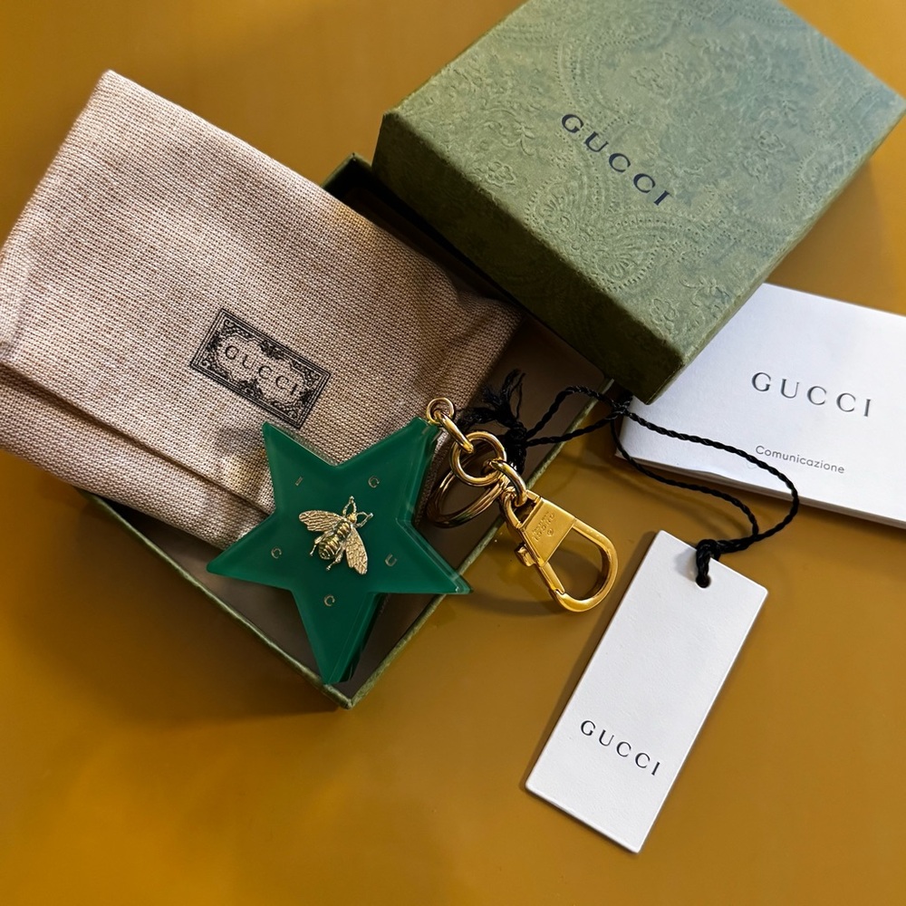 ⭐️🐝 GUCCI Star Bag Charm Keychain with Gold Bee | Green Plexiglass Gold Hardware - Picture 9 of 17